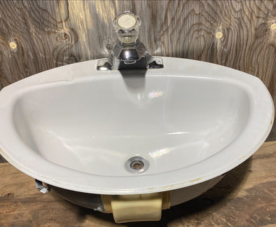 Lavabo de salle de bain avec robinet