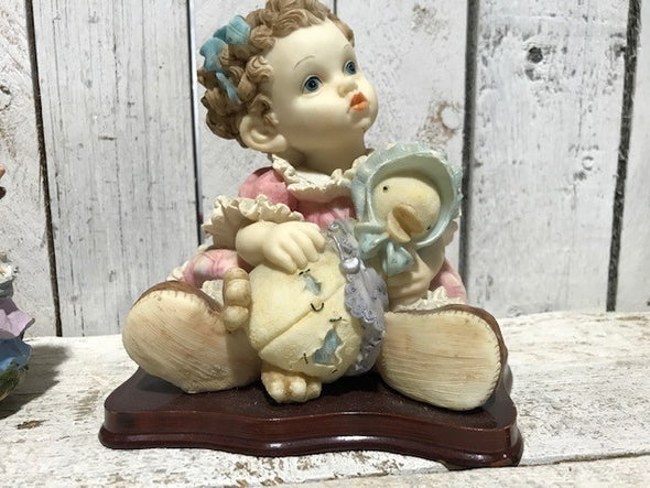 Figurine L’enfant et son canard
